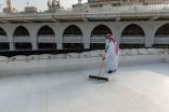 شؤون الحرمين تباشر أعمال تنظيف وتعقيم سطح الكعبة المشرفة