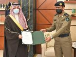 سمو أمير الشرقية يكرم ضابطاً تقديراً لإخلاصه في أداء عمله