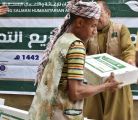 مركز الملك سلمان للإغاثة يوزع 2,800 كرتون تمور للأسر النازحة والمتضررة في محافظة تعز