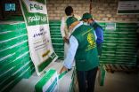 مركز الملك سلمان للإغاثة يدشن الدفعة الرابعة من مشروع توزيع التمور بالمهرة