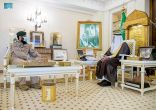 سمو أمير القصيم يلتقي قائد معهد طيران القوات البرية بالمنطقة