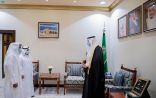سمو الأمير فيصل بن خالد بن سلطان يكرم مواطنا بعرعر تبرع بكليته لشقيقه