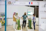 مواطن شاب يلفت انتباه فرنسيين في المزاد الدولي لمزارع إنتاج الصقور