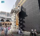 رئاسة شؤون الحرمين تنفذ الصيانة الدورية لثوب الكعبة المشرفة
