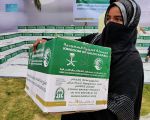 مركز الملك سلمان للإغاثة يوزع 2.000 سلة غذائية في بنغلاديش