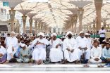 جموع المصلين يُؤدون صلاة آخر جمعة من شهر رمضان بالمسجد النبوي