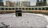 جموع المصلين بالمسجد الحرام يؤدون آخر صلاة جمعة بشهر رمضان المبارك وسط أجواء إيمانية وروحانية