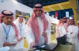 سموُّ محافظِ جدة يقتني عددًا من الإصدارات في جناح دارة الملك عبدالعزيز بمعرض جدة للكتاب