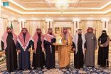 سمو أمير الجوف يكرم فريق العمل بإدارة الموارد البشرية بالإمارة لتحقيقهم نسبة 100% على منصة “التزام”