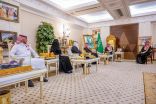 سمو أمير القصيم يتسلم التقرير السنوي لفرع وزارة الموارد البشرية والتنمية الاجتماعية بالمنطقة للعام الماضي