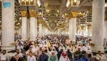 جموع المصلين تؤدي صلاة الجمعة بالمسجد الحرام في ظل منظومة متكاملة ومتناغمة من الخدمات