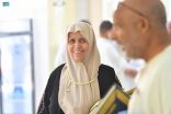 “الشؤون الإسلامية” توزع هدية خادم الحرمين الشريفين على الحجاج المغادرين بمنفذ حالة عمار