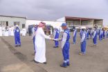 أمير عسير يزور عمال نظافة ويهنئهم بعيد الفطر