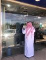 صور.. “أمانة المدينة” تغلق مغسلة وضعت ملابس الزبائن في مكان متراكم بالنفايات