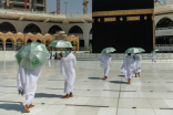 شؤون الحرمين توزع مظلات على المعتمرين