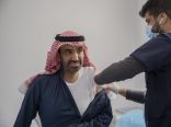 وزير الموارد البشرية والتنمية الاجتماعية يتلقى الجرعة الأولى من #لقاح_كورونا