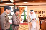 سمو أمير تبوك يتسلّم التقرير السنوي لمرور المنطقة.