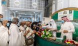 “#شؤون_الحرمين” تُوزِّعُ أكثر من خمسة آلاف هدية على قاصدي المسجد الحرام.