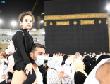 معتمرون صغار يرسمون الفرحة على وجوه ذويهم.