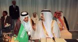 في ذكرى رحيله.. صورة تاريخية تجمع الأمير سعود الفيصل مع الملك فهد خلال إحدى المناسبات
