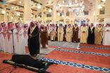 سمو أمير الرياض يؤدي صلاة الميت على سمو الأميرة موضي بنت مساعد بن عبدالرحمن بن فيصل – رحمها الله –