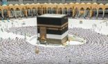ضيوف الرحمن يؤدون صلاة أول جمعة من شهر ذي الحجة بالمسجد الحرام