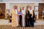 سمو الأمير فيصل بن مشعل يتسلم ملخصاً لتصاميم مشاريع مقترحة لطلاب كلية العمارة والتخطيط بجامعة القصيم