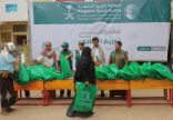 مركز الملك سلمان للإغاثة يوزع 350 أضحية للنازحين في قطاع المطار بمحافظة مأرب