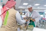 توزيع هدية خادم الحرمين الشريفين على الحجاج العراقيين المغادرين عبر منفذ جديدة عرعر
