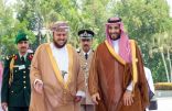 ولي العهد يستقبل نائب رئيس الوزراء والممثل الخاص لسلطان عمان لحظة وصوله مطار جدة