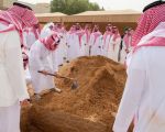 ولي العهد يشارك في مواراة جثمان الأميرة الجوهرة بنت عبدالعزيز رحمها الله الثرى في مقبرة العود بالرياض