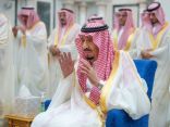 خادم الحرمين الشريفين يؤدي صلاة عيد الفطر في قصر السلام بجدة