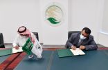 مركز الملك سلمان للإغاثة يوقع مشروعاً تنفيذياً لتجهيز وتشغيل العيادة الطبية المتنقلة في مخيم وعلان بمديرية حرض