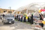 “مينا العالمية” تستقبل موكب الطلاب وأولياء الأمور بالورود واللوحات الترحيبية