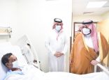 سمو الأمير محمد بن عبدالعزيز يطمئن على المصابين جراء سقوط مقذوف عسكري معاد بمحافظة صامطة ..