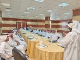 الويمني يناقش سبل تطوير العمل مع مدراء المكاتب والوحدات ويكرم الشعفي والأسمري