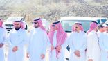 محافظ محايل يستقبل جثمان شهيد الواجب (العسيري) وينقل تعازي القيادة لذويه