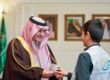 أمير تبوك يهدي أصغر متطوع بتبوك قلمه الخاص .. 