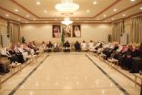 محافظ بيشة يجتمع برجال الأعمال 