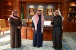 رئيس جامعة الملك خالد يكرم فريق عمادة التعلم الإلكتروني بعد تحقيق عدة جوائز ومنجزات