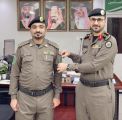 مدير شرطة محافظة الطوال العقيد طاهر صميلي يقلد الرقيب أول يحيى مدخلي رتبته الجديدة