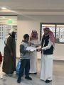 مدرسة أبو دجانة تكرم طلاب الصف الأول الابتدائي المتفوقين. 
