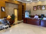“محافظ بيشة” يستقبل قائد دوريات أمن طريق ببيشة