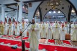 أمير الشرقية يودي صلاة عيد الفطر المبارك مع جموع المصلين بالدمام