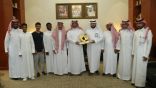 محافظ المجمعة يستقبل مدير تعليم المجمعة بمناسبة تحقيق دوري المدارس