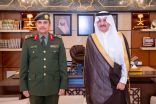 أمير الشرقية يقلد مدير جوازات المنطقة رتبة (لواء)