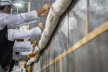 بالصور.. رفع كسوة الكعبة استعداداً للحج