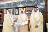 أمير الشرقية يستقبل الفائز بجائزة (كتب السلام) الدولية 