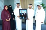 هدية تذكارية من “الفجيرة الاجتماعية الثقافية” في يوم المهندس للشيخ محمد بن حمد بن سيف الشرقي