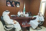 مدير عام فرع مركز وقاء بمنطقة عسير يناقش سبل التعريف بمخاطر السوسة الحمراء مع إدارة التعليم
